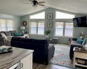 Lake side country home - Orland - Living room