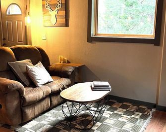 Secluded Cabin On 6 Acres Mins. From Skiing, Lakes And Falls atv Trail Access - McCloud - Living room