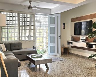 San Juan Charm: Forest Edge Retreat, City Access & Gated Privacy Close to Beach. - San Juan - Sala de estar