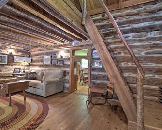 Historic Cabin Grill and Hiking Trail Access! - Bryson City - Living room