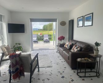 Charming 2-bed Cottage in County Derry - Magilligan - Sala de estar