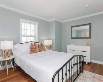 Sojourn Spacious Family Retreat with Fenced Backyard - Norfolk - Sypialnia