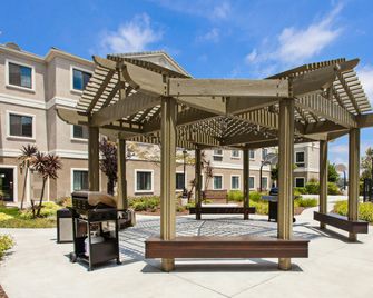 Staybridge Suites Irvine East/Lake Forest By IHG - Lake Forest - Innenhof