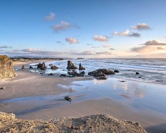 Spacious Bandon Getaway - 2 Blocks to Ocean! - Bandon - Beach