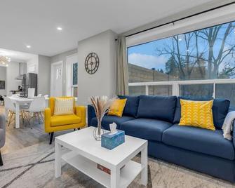 Guelph - Hot Tub - Cozy 3 Bed 1 Bath Loft House - Guelph - Living room