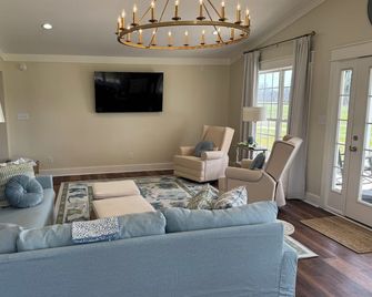 Charming 3-bedroom cottage with WiFi, AC and beautiful view our orchard and pond - Dublin - Living room