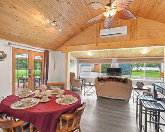 Luxury 3br Cabin With Patio Firepit And Bbq - Delta - Comedor