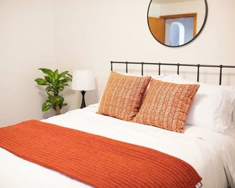 The West Quincy House: In Town with Sauna + Garage - Hancock - Habitación