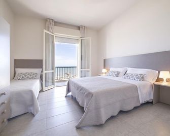 Ambasciatori Hotel - Beach Front -Breakfast XXL & Brunch until 12 30pm - מיסאנו אדריאטיקו - חדר שינה