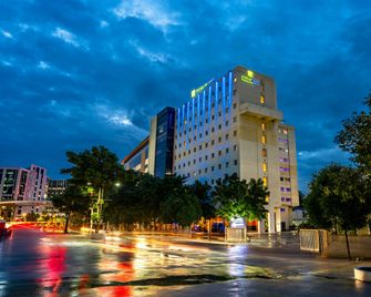 Holiday Inn Express Hyderabad Hitec City By IHG - Hyderabad - Edificio