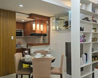 Charming 2-bedroom townhome with AC, WiFi in delightful Compostela - Compostela - Dining room