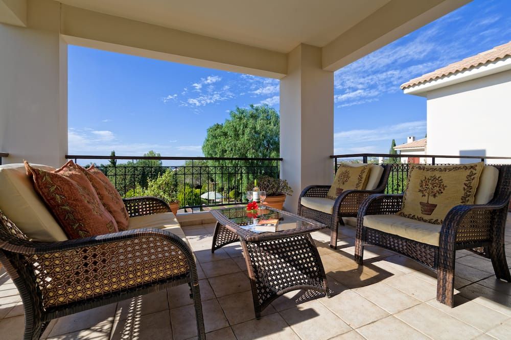 3 bedroom Villa Anarita with private pool, Aphrodite Hills Resort - קוקליה - מרפסת