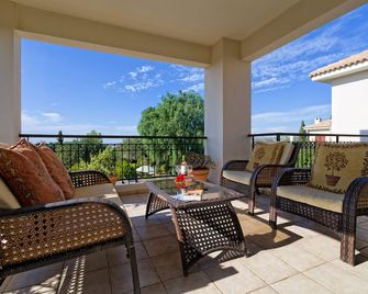 3 bedroom Villa Anarita with private pool, Aphrodite Hills Resort - קוקליה - מרפסת