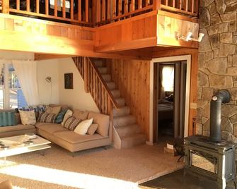 “Escape” to a Waterfront Artist’s Home on Secluded Evergreen Point, Taunton Bay - Sullivan - Sala de estar