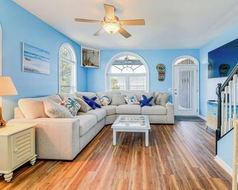 Waterfront Emerald Isle Home w/ Dock Access! - Emerald Isle - Living room
