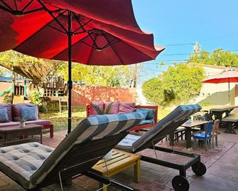 Quiet Central Phx Home w/ enclosd yard, jungle gym - פיניקס - פטיו