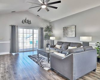 Pet-Friendly 3BR Condo with Heated Pool and Balcony - Sleeps 8 - Myrtle Beach - Sala de estar