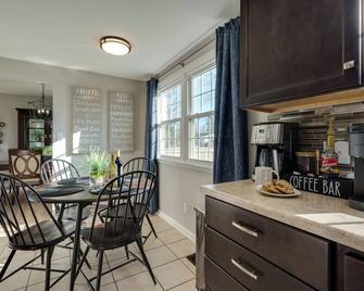 Remodeled | Fenced Yard | Central Location - Fairborn - Dining room