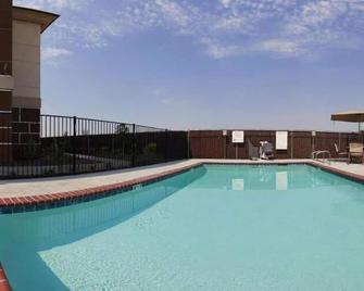 Holiday Inn Express & Suites Dinuba West - Dinuba - Piscina