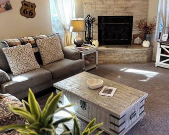 3BR family retreat for adventure: golf, hiking, historic Route 66 & Grand Canyon - Kingman - Wohnzimmer