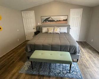 Cozy Home/ Cedar Point/Kalahari/Arcade game/Sports Park/Race - Norwalk - Bedroom