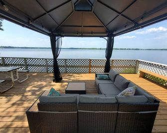3 bedroom Lakefront Cottage on Kawartha Lakes close to the GTA. Pet friendly! - Brechin - Balcony