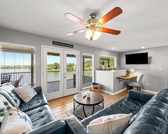 Fort Sunsets-Best Lakefront Views, Hot Tub, Fire Pit, Dock, Kayaks, Dog Friendly - Dandridge - Obývací pokoj