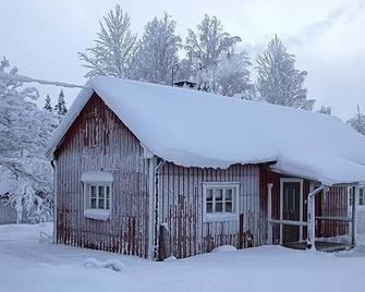Holiday house by the forest, with fireplace stove - Eriksbo - Rakennus
