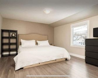 Charming 2-bedroom house in nice Moncton with WiFi, AC - Moncton - Habitación