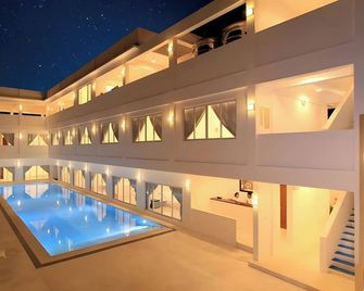 Coron Bluewave Hotel - Coron - Bể bơi
