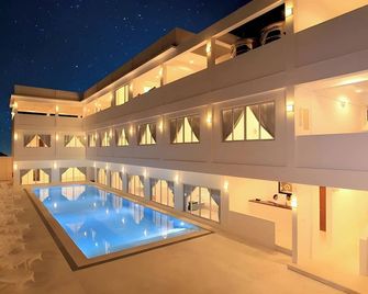 Coron Bluewave Hotel - קורון - בריכה