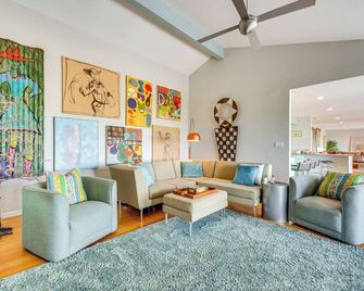 Mtn-View Home with Pickleball Court in Louisville! - Louisville - Lounge