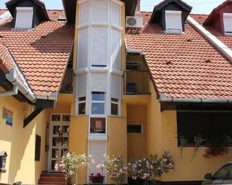 Abigel Vendeghaz - Harkány - Edificio