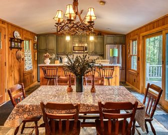 Beautiful and Updated Waterfront Camp - Saranac Lake - Dining room