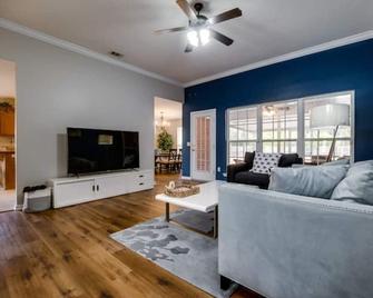 Coastal theme getaway | King Beds, Patio Arcade - Hinesville - Living room