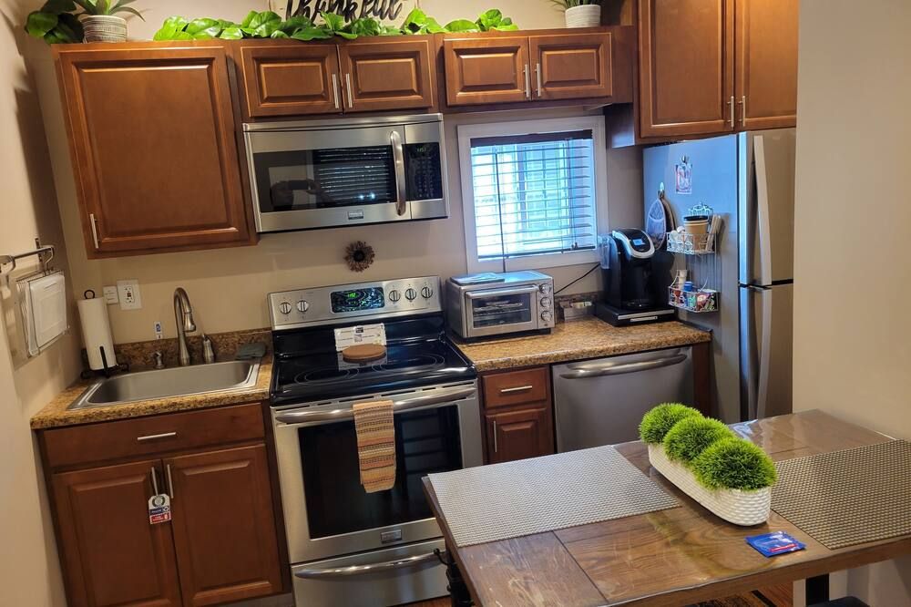 New Queen Bed Modern Entire Apt! - Menands - Kitchen