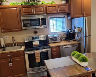 New Queen Bed Modern Entire Apt! - Menands - Kitchen