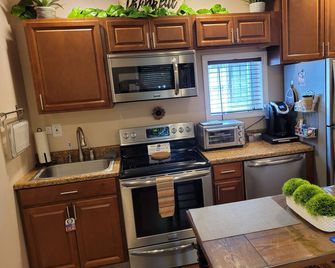New Queen Bed Modern Entire Apt! - Menands - Kitchen