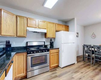 Great two bedroom spot near airport - Brighton - Kitchen
