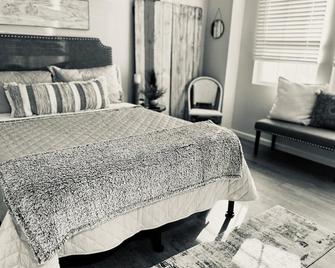 Coffee with Cows - The Cozy Country Cottage - Fairview - Bedroom