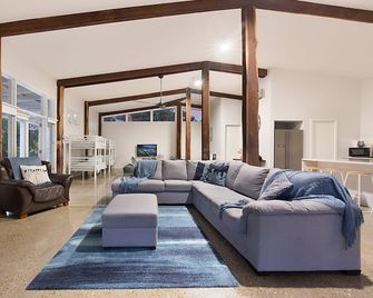 Bicentennial Oasis (Pet Friendly, Free Wifi, Sleeps 8) - Agnes Water - Living room