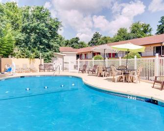 Americas Best Value Inn Aiken - Aiken - Zwembad