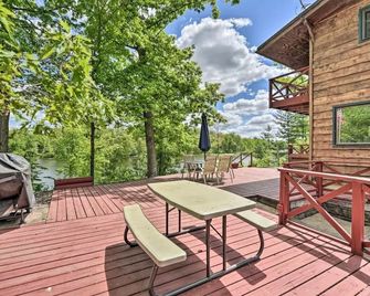 Waterfront Cabin on Long Lake w/ Dock & Kayaks! - Comstock - Patio