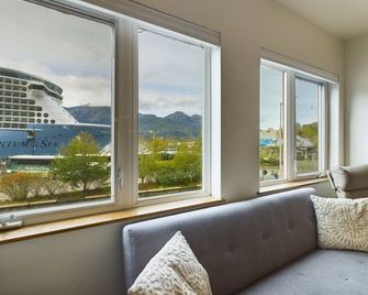Downtown Juneau Gem: 1br Apt With Stunni - Juneau - Living room