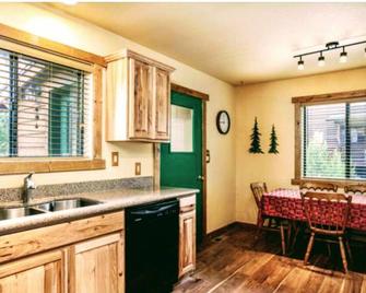 Escape to a Cozy Cabin in the Breathtaking White Mountains: Unwind and Reconnect - Heber-Overgaard - Cocina