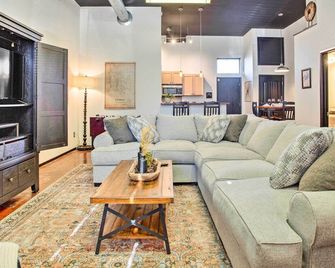 Norman, Oklahoma, Vacation Rental 1 Mi to OU! - Norman - Living room