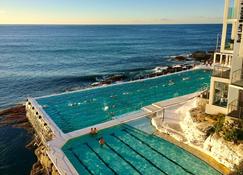 Stunning Renovated One Bedroom Apartment 5 minute walk to Bondi Beach & Village - Bondi Beach - Piscina