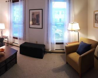 Quaint Apartment on the West Side - Manchester - Living room