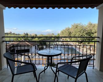 Oula Maisonettes Suites - Kavos - Balcón