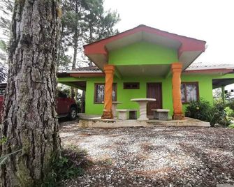 Cozi cabin in the mountains surrounded by pine trees - Agua Buena - Edificio